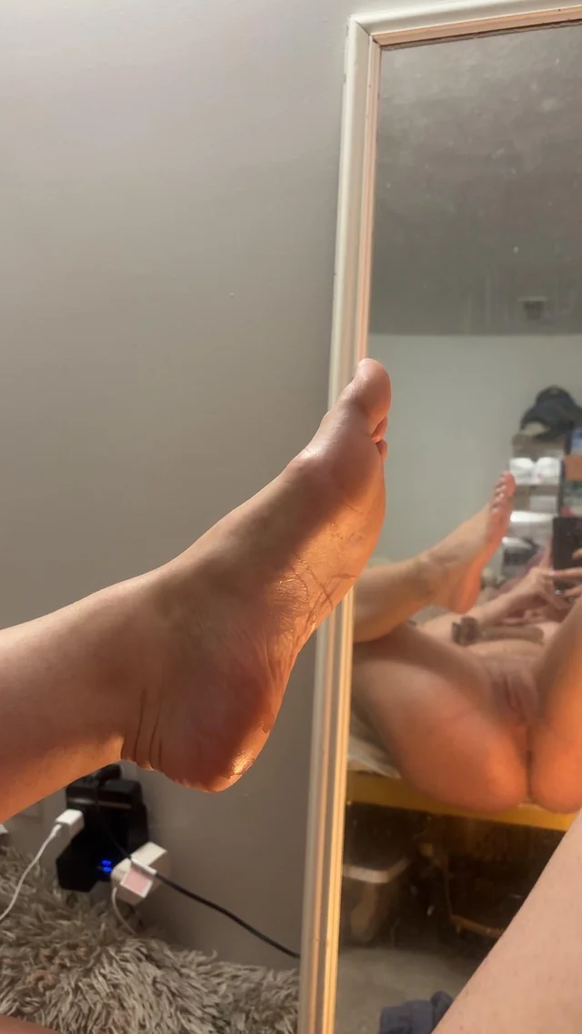 Hard squirt leaves pussy juice dripping down her feet in the bathtub